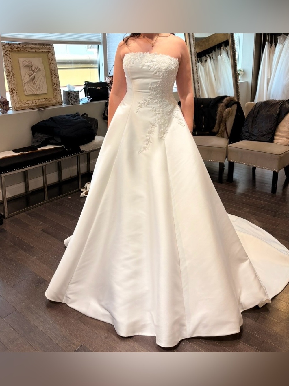 Brand new pronovios wedding dress with appliqué